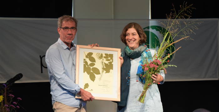 Daniel Schmutz (Preisträger) und Meret Franke (Präsidentin Pro Natura Baselland) bei der Preisübergabe