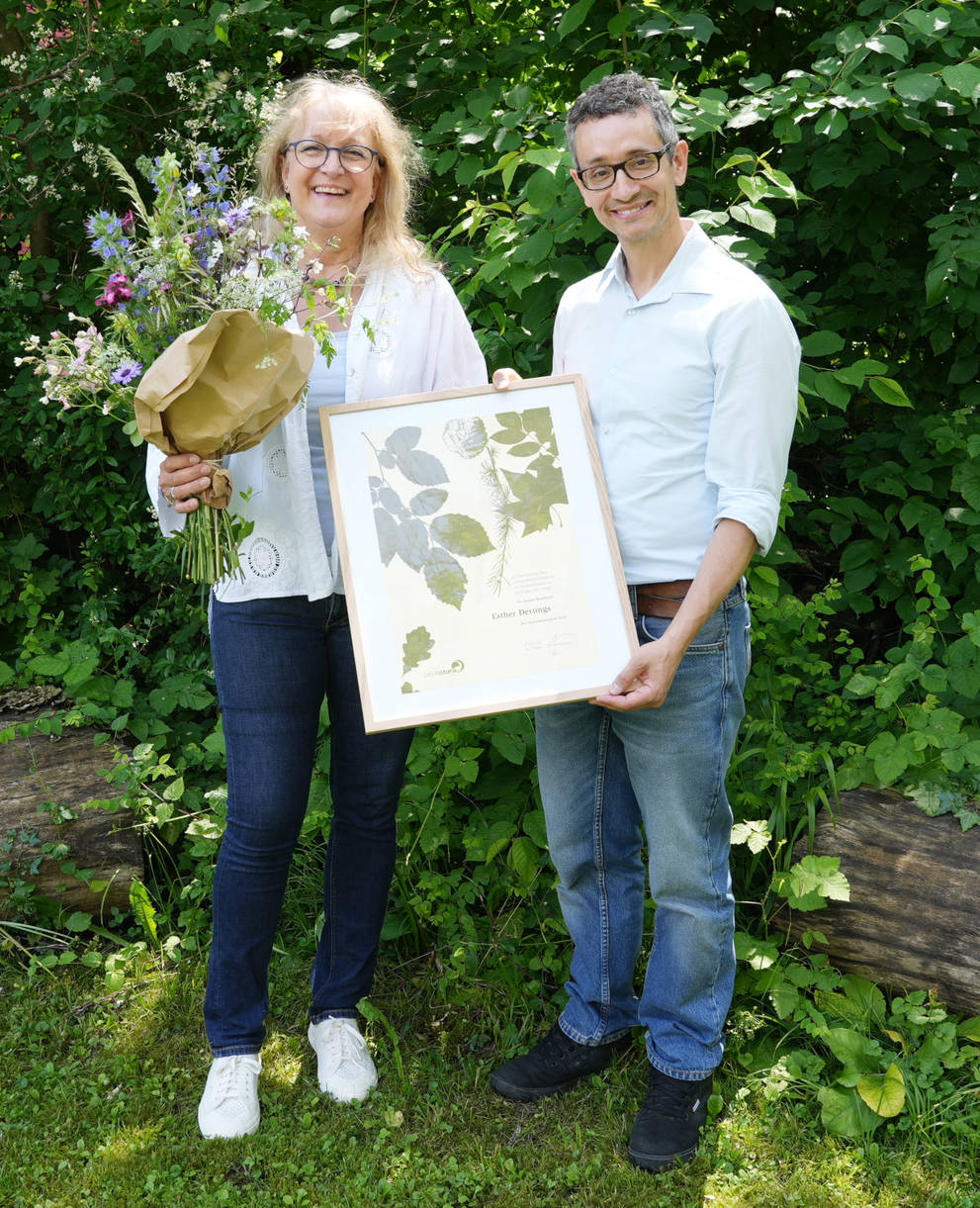 Esther Derungs, Preisträgerin Baselbieter Naturschutzpreis 2024, und Andreas Freuler, Präsident von Pro Natura Baselland