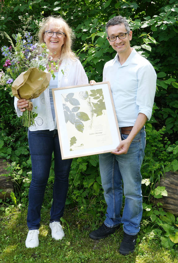 Esther Derungs, Preisträgerin Baselbieter Naturschutzpreis 2024, und Andreas Freuler, Präsident von Pro Natura Baselland